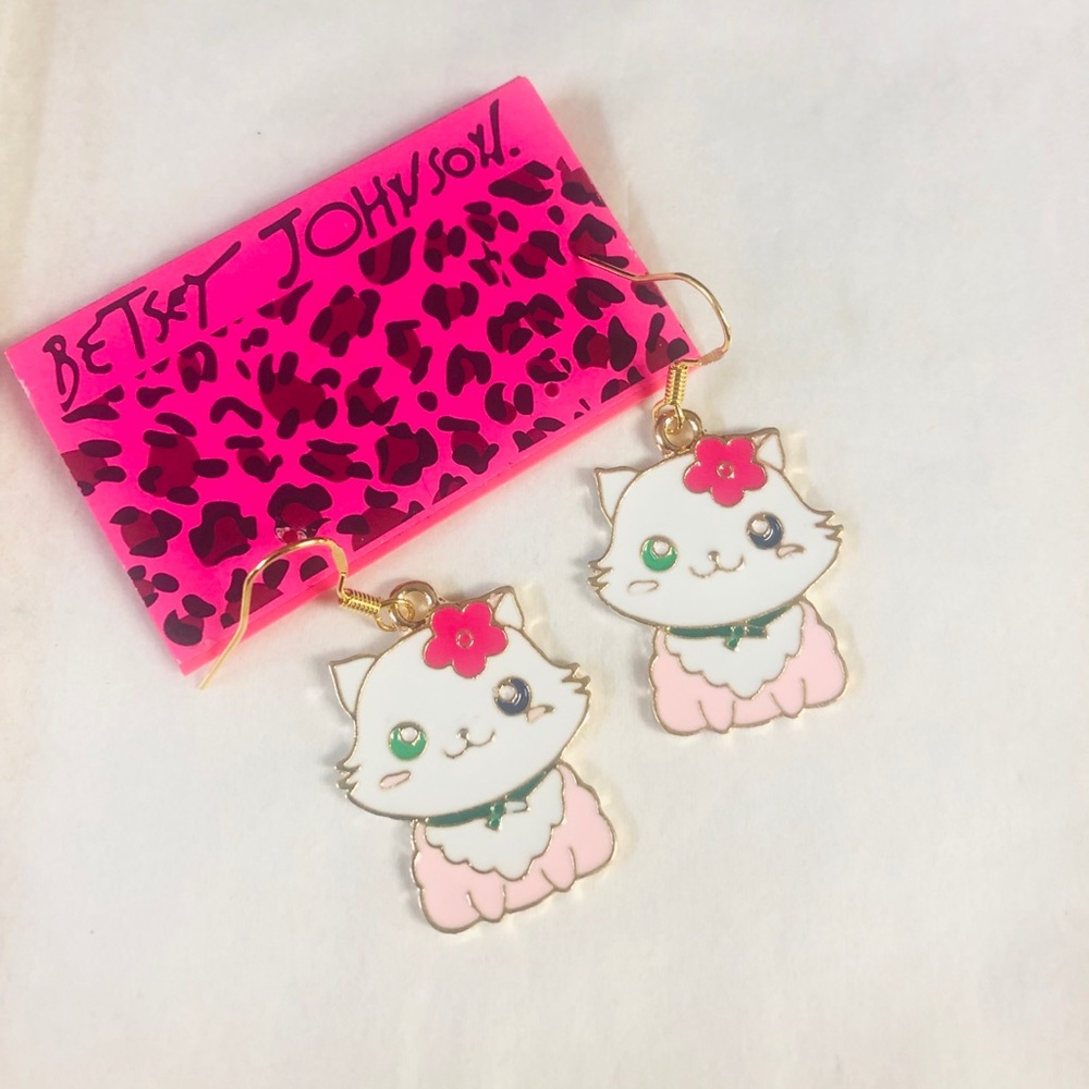 Pretty white kitty dangle earrings